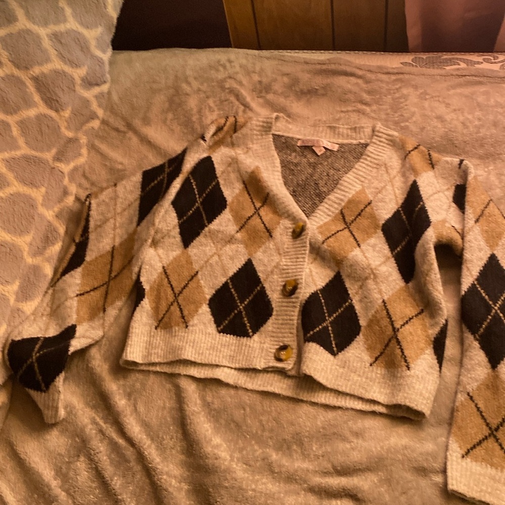 Grey diamond shaped sweater
